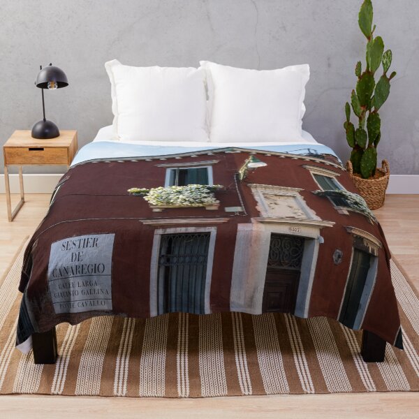 Item preview, Acentos venecianos vívidos - Casa en esquina en Calle Larga Giacinto Gallina Sestier de Canaregio designed and sold by Georgia Mizuleva.