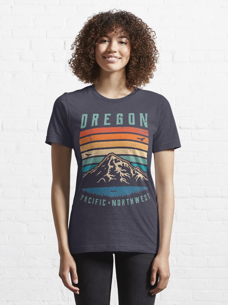 Vista alternativa de Camiseta esencial Montañas retro de oregon