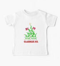 Glaedelig Jul Nordic Gnomes Weihnachtsbaum Tomte Nisse Fahnen Dänische Flagge Baby T-Shirt