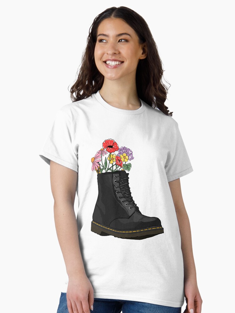 Thumbnail 2 von 7, Classic T-Shirt, Blumen wachsen aus Doc Martens Stiefel designt und verkauft von savebeesplease.