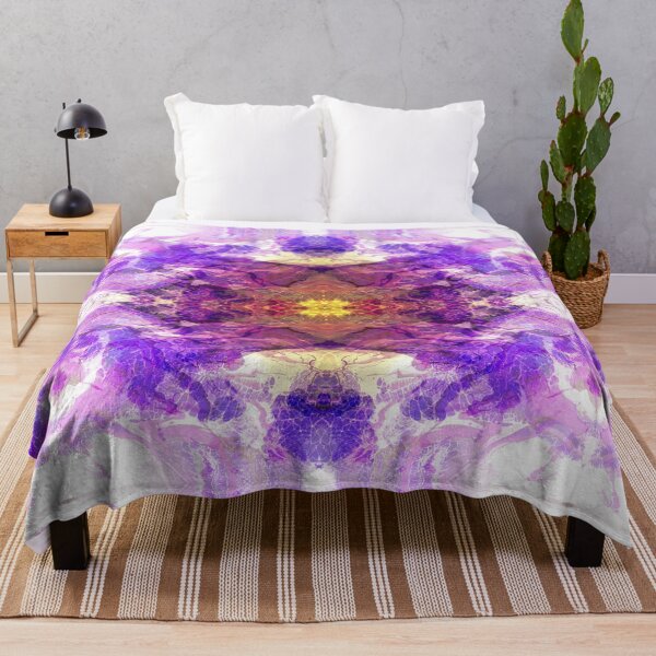 Aperçu de l'œuvre Abstrait symétrique jaune violet et blanc avec un design fractal - Radiant Royalty créée et vendue par AbstruseArtisan.