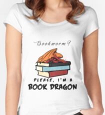 Camiseta entallada de cuello ancho ¿Ratón de biblioteca? Por favor, soy un dragón de libros.