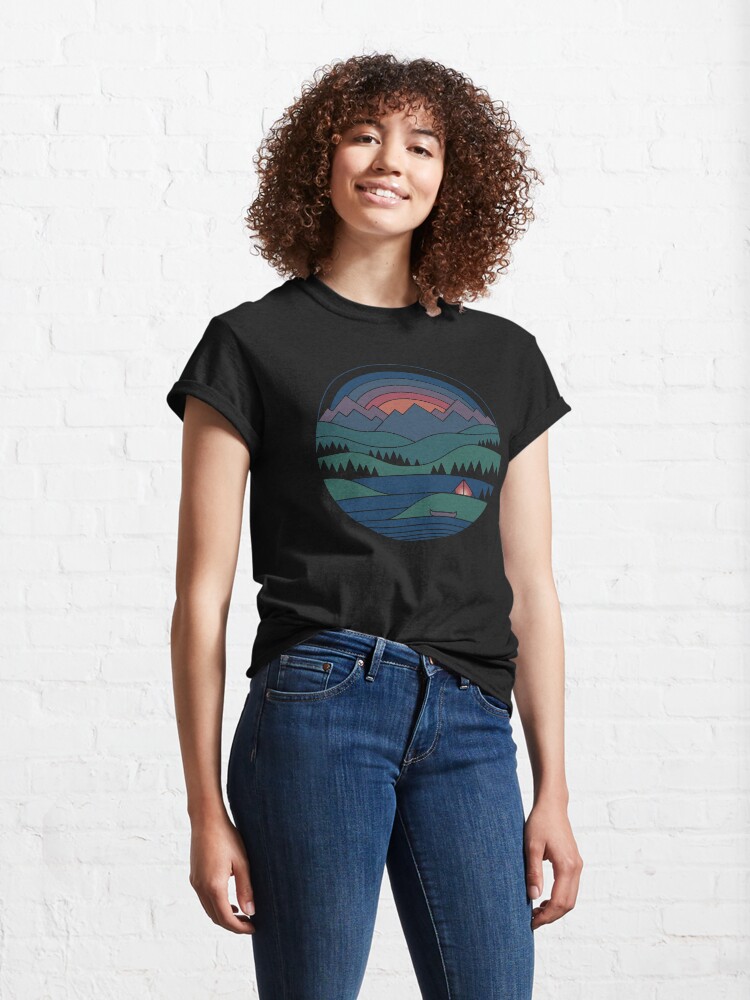 Vista alternativa de Camiseta clásica al borde de la oscuridad