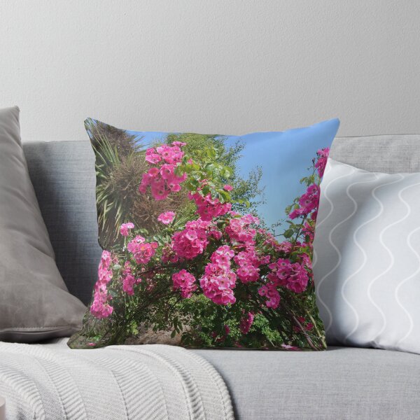 Artikelvorschau, Rosa Rosen, blauer Himmel entworfen und verkauft von LittleBettyMakes.