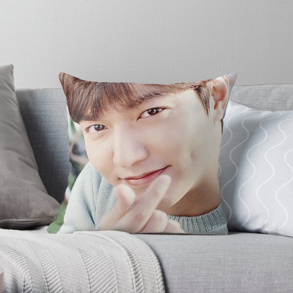 lee min ho Throw Pillow