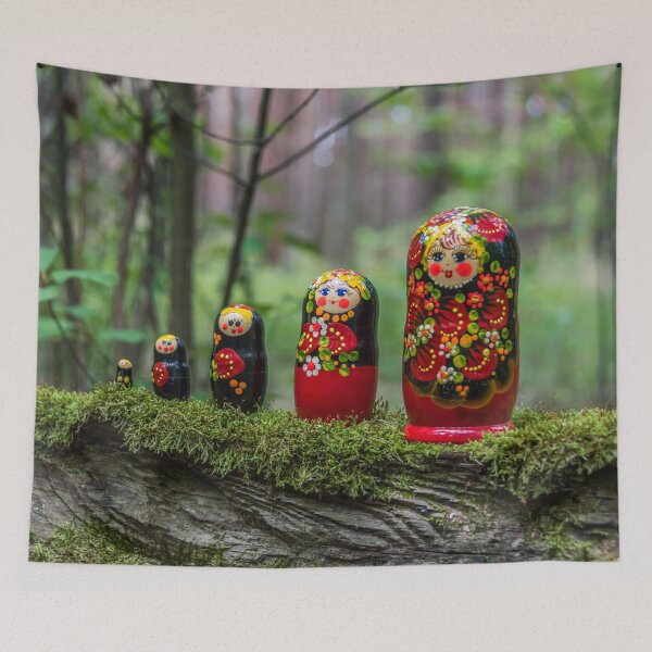 Artikelvorschau, Russische Matrjoschka-Puppe in einem Wald entworfen und verkauft von Jon Shore.