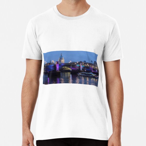 "River Thames with view of London Bridge and St Pauls " Tshirt for
