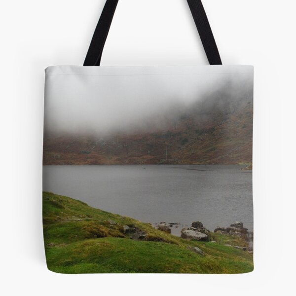 Artikelvorschau, Misty Easedale Tarn, der See-Bezirk NP, Großbritannien entworfen und verkauft von GeorgeOne.