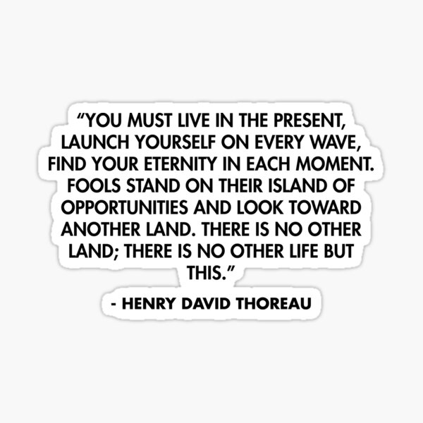 Artikel-Vorschau von „Du musst in der Gegenwart leben, dich auf jede Welle stürzen und in jedem Augenblick deine Ewigkeit finden ...“ – Henry David Thoreau, designt und verkauft von AlanPun.