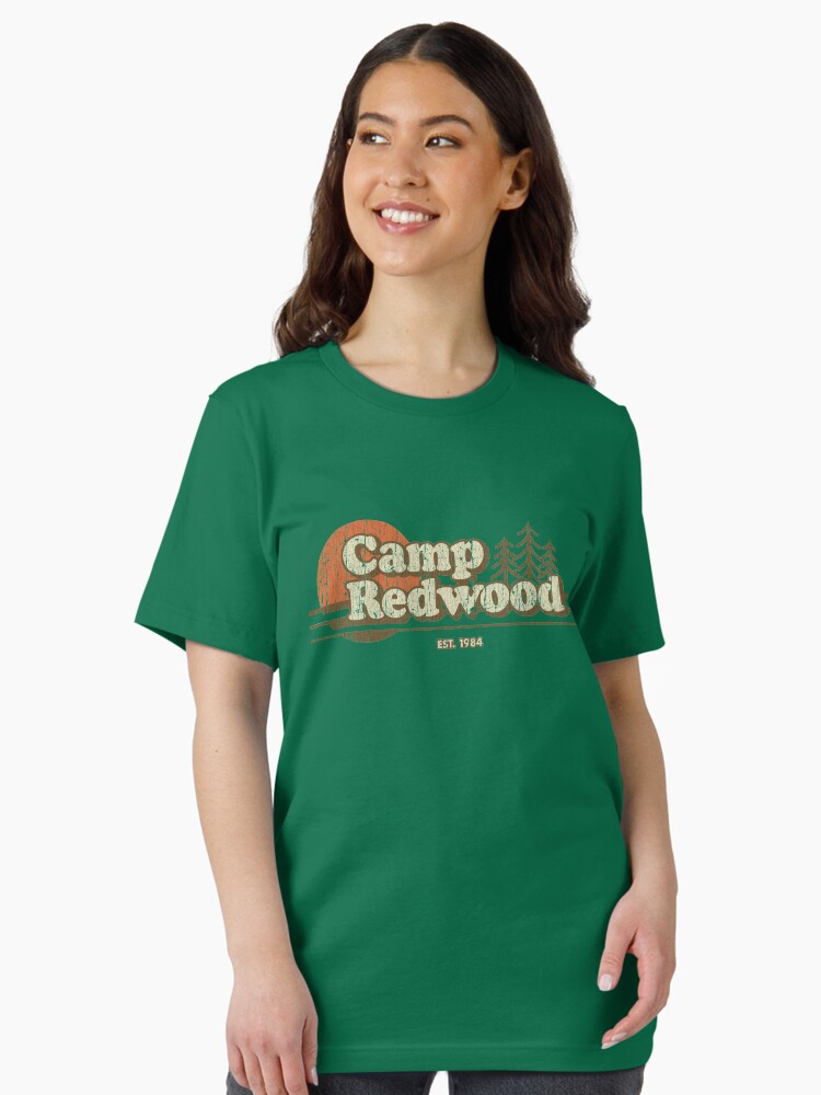 Aperçu 2 sur 7. T-shirt essentiel avec l'œuvre Camp Redwood 1984 créée et vendue par jacobcdietz.