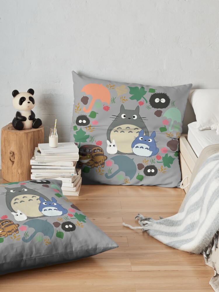 Alternative Ansicht von Mein Nachbar Totoro Kranz - Anime, Catbus, Ruß Sprite, Blau Totoro, Weiß Totoro, Senf, Ocker, Regenschirm, Manga, Hayao Miyazaki, Studio Ghibl Bodenkissen