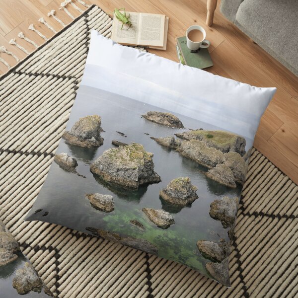 r2221/ Un Amour de Belle île en Mer : les Beaux Rochers de Port Goulphar (17) Okaio Créations Olavia&Olao 2019 Coussin de sol