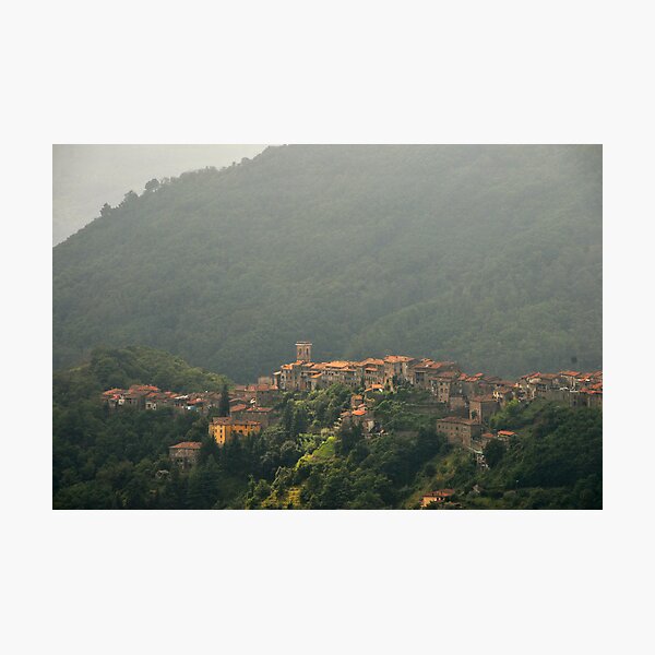 Aperçu de l'œuvre Village of Tereglio, Tuscany, Italy créée et vendue par Catherine Ames.