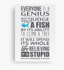 Jeder ist ein Genie. Aber wenn man einen Fisch nach seiner Fähigkeit beurteilt, einen Baum zu besteigen, wird er sein ganzes Leben damit verbringen zu glauben, dass er dumm ist - Einstein Leinwanddruck