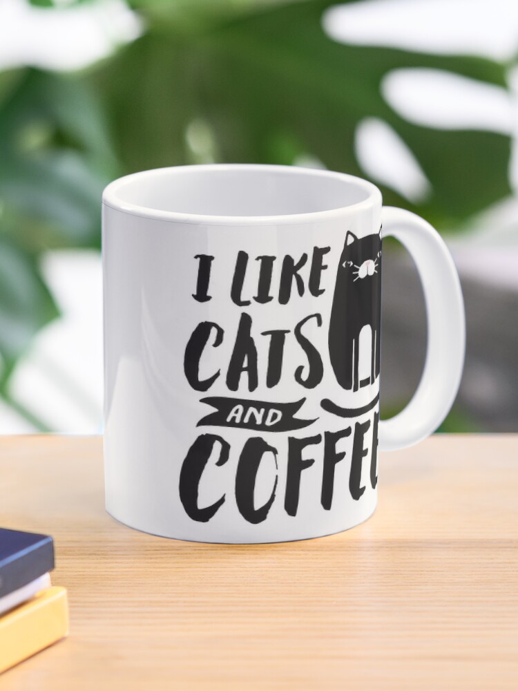 Taza de café con la obra Me gustan los gatos y el café., diseñada y vendida por TheLoveShop