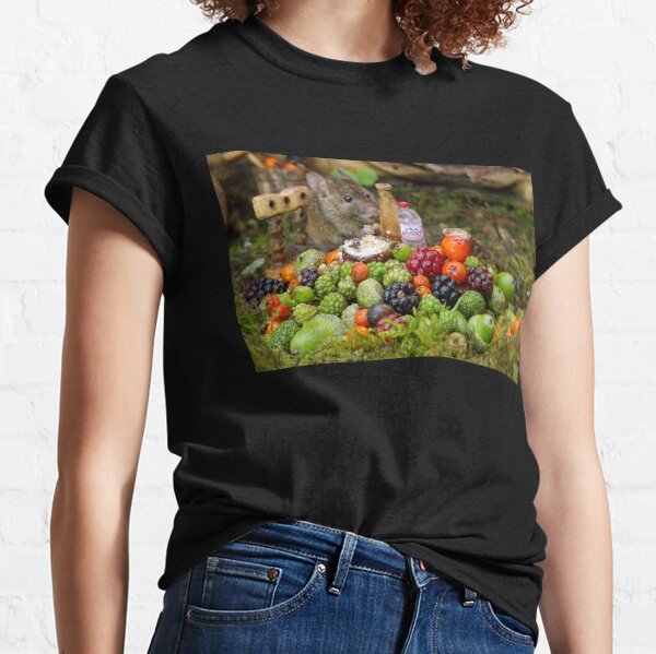 Mouse with natures bounty Classic T-Shirt