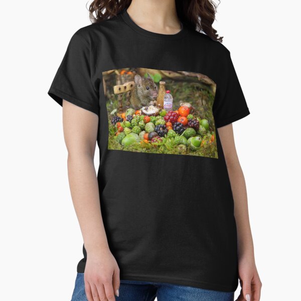 Mouse with natures bounty Classic T-Shirt