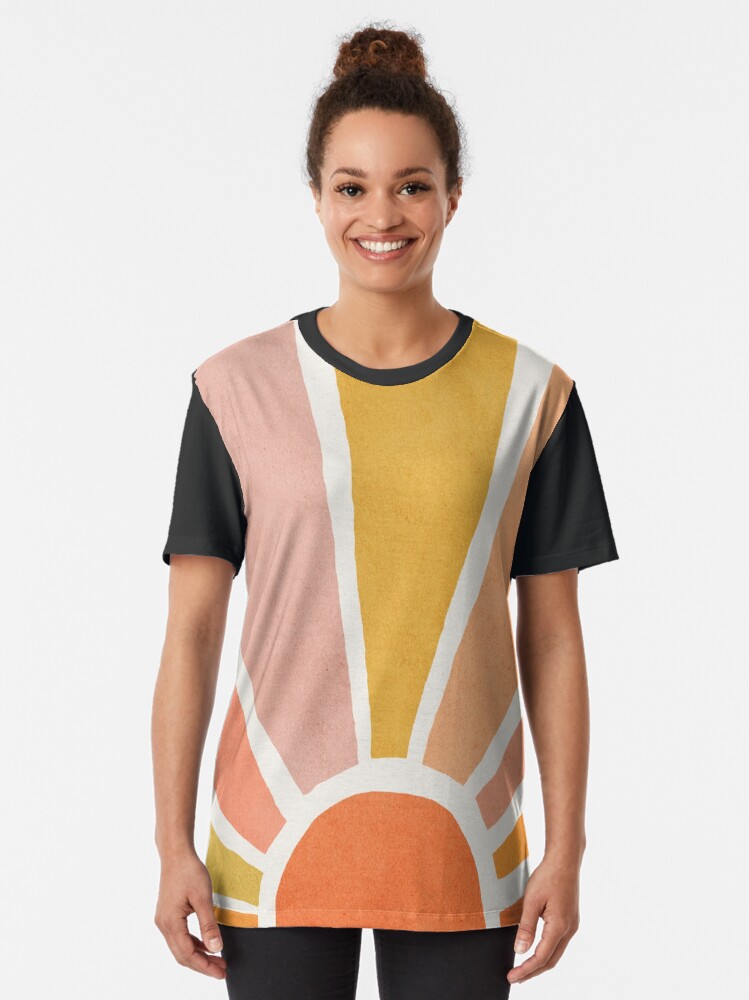 Aperçu 2 sur 5. T-shirt graphique avec l'œuvre Soleil, Abstrait, Décorations murales d'enfants modernes du milieu du siècle, Chambre d'enfant créée et vendue par juliaemelian.