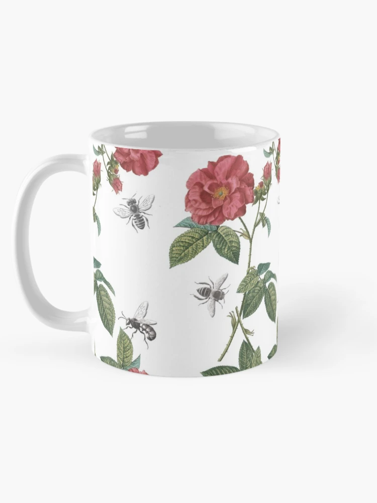 Aperçu 5 sur 6. Mug à café avec l'œuvre Abeilles et Roses Rouges créée et vendue par Epic Splash Creations.