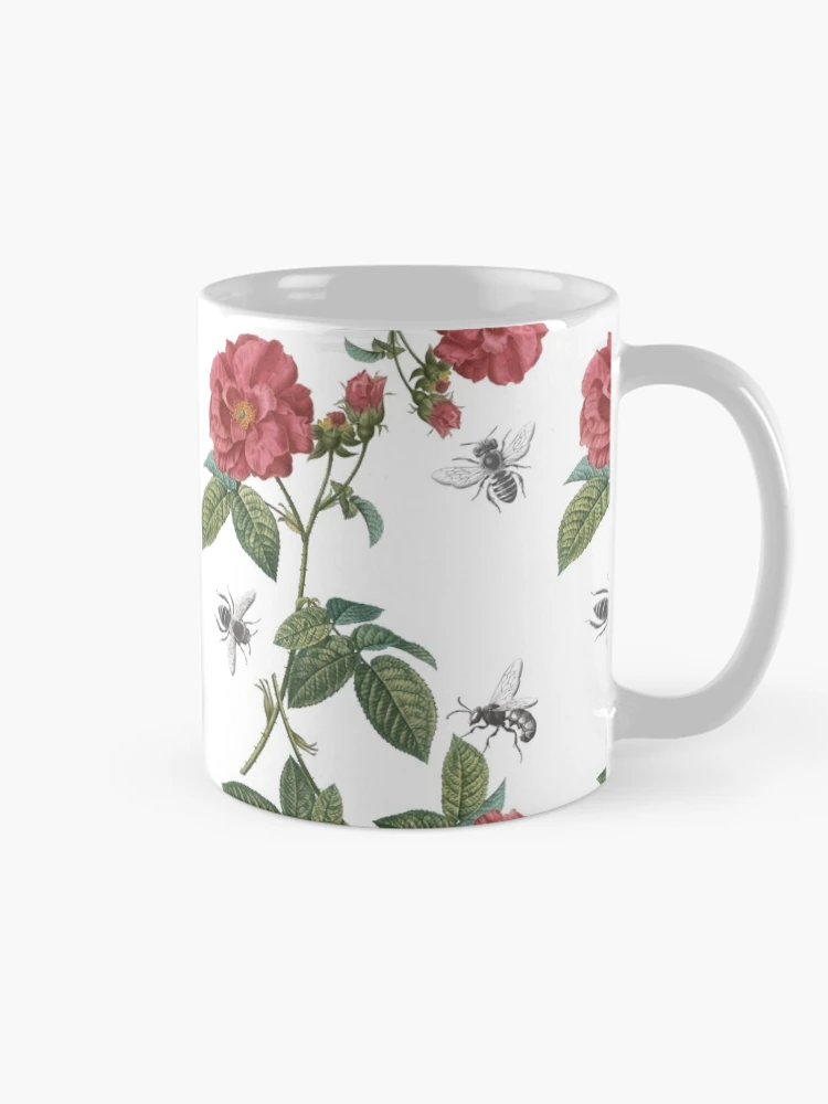 Aperçu 3 sur 6. Mug à café avec l'œuvre Abeilles et Roses Rouges créée et vendue par Epic Splash Creations.