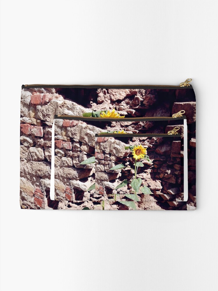 Alternative Ansicht von Sonnenblume vor Burg-Mauer Täschchen