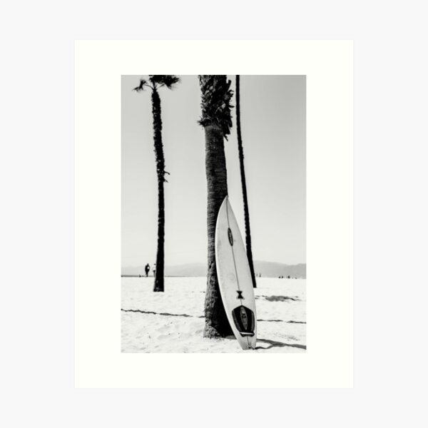 Aperçu de l'œuvre Décoration murale en noir et blanc représentant une planche de surf créée et vendue par Claireandrewss.