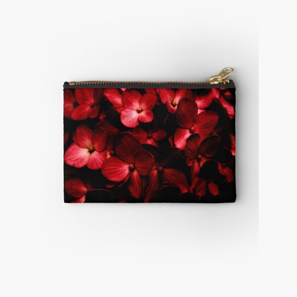 Artikelvorschau, Roter Blumen-Blumenstrauß in der schwarzen Hintergrund-Fotografie entworfen und verkauft von DFLC Prints.