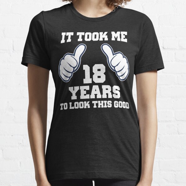 Me llevó 18 años lucir así de bien Camiseta esencial