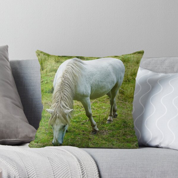 Aperçu de l'œuvre Petit cheval blanc / herbe à poney créée et vendue par Harmony Of The Mind.