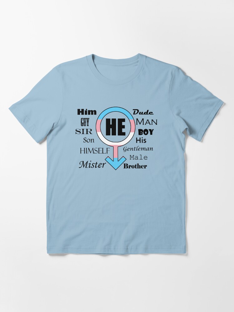 Vista alternativa de Camiseta esencial incluyendo el glifo de género transmale y una variedad de pronombres y honores masculinos en inglés