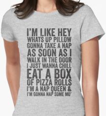 Ich bin wie Hey, was ist los Kissen, werde ein Nickerchen nehmen, sobald ich in der Tür gehe, will ich nur eine Box Pizza Rollen essen; Ich bin eine Nickerchen Königin und ich werde ein Nickerchen ein paar Mo '| Fetty Wap Trap Queen Faul Shirt! Tailliertes T-Shirt