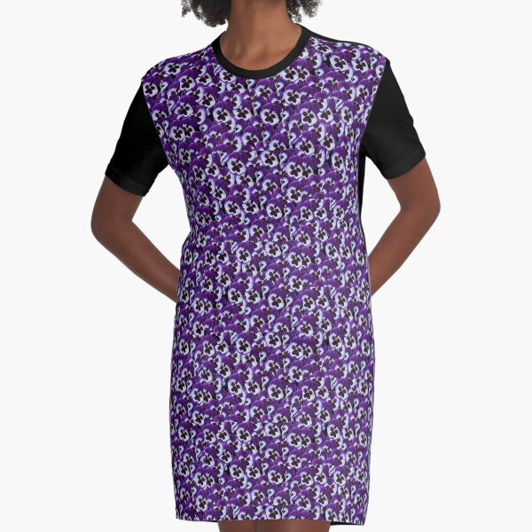 Purpurroter und weißer Stiefmütterchen-Blumenstrauß T-Shirt Kleid