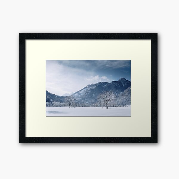 Schleching - verschneite Winterlandschaft im Chiemgau in Bayern Gerahmter Kunstdruck