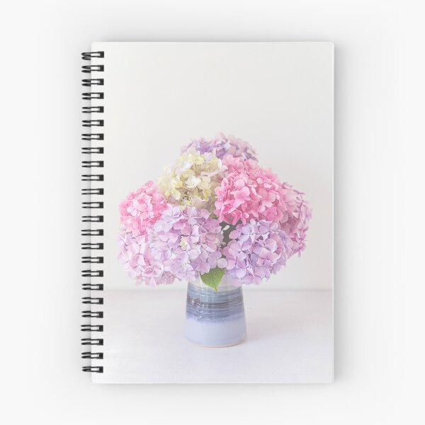 Aperçu de l'œuvre Bouquet d'hortensias dans de jolis tons pastel de rose et de violet créée et vendue par Zoe Power.