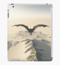 Grauer Drache-Flug über Snowy-Bergen iPad-Hülle & Klebefolie