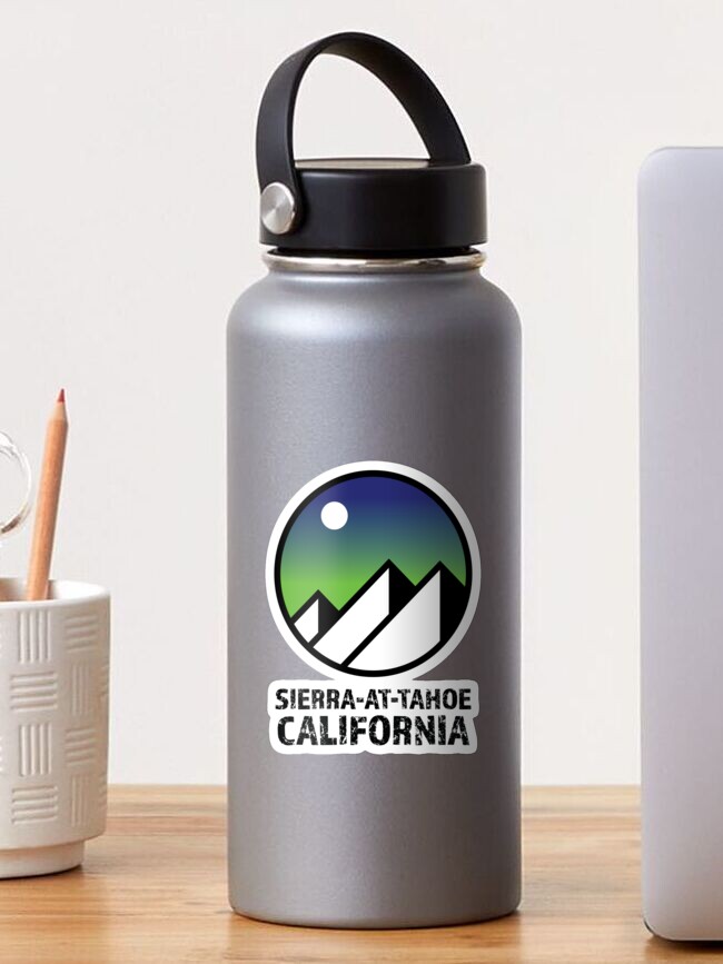 Aperçu 1 sur 3. Sticker avec l'œuvre Sierra à Tahoe Mountain Californie Ski Snowboard Ski Lac Tahoe Randonnée Idées Cadeaux créée et vendue par letourneau41.