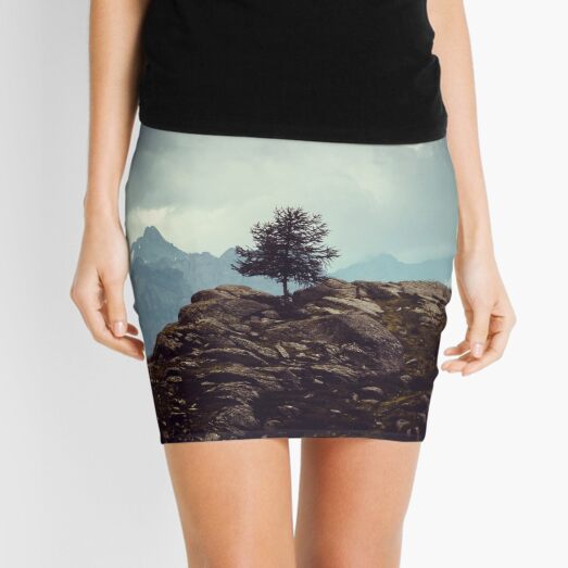 Majestätische Berge und ein einsamer Baum Minirock