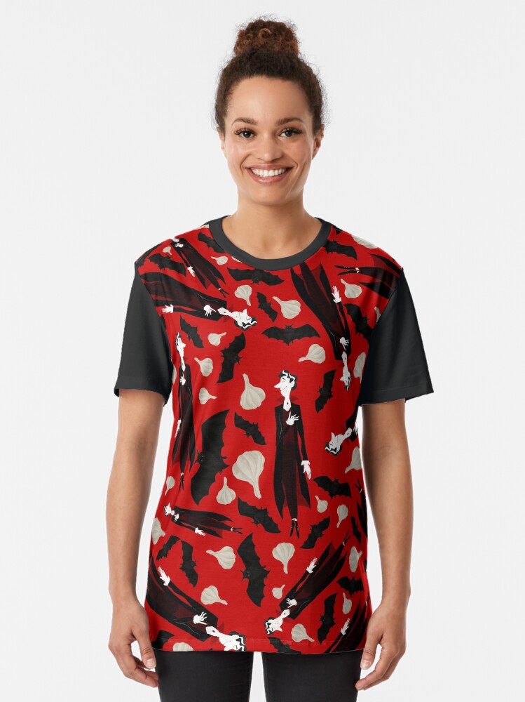 Aperçu 2 sur 5. T-shirt graphique avec l'œuvre Vampire créée et vendue par BarracudApps.