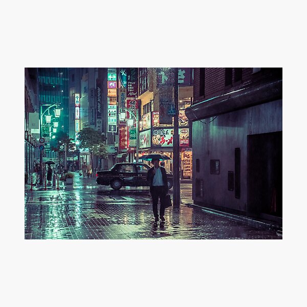 Aperçu de l'œuvre L'homme souriant // Les nuits pluvieuses de Tokyo créée et vendue par Neondreamscapes.