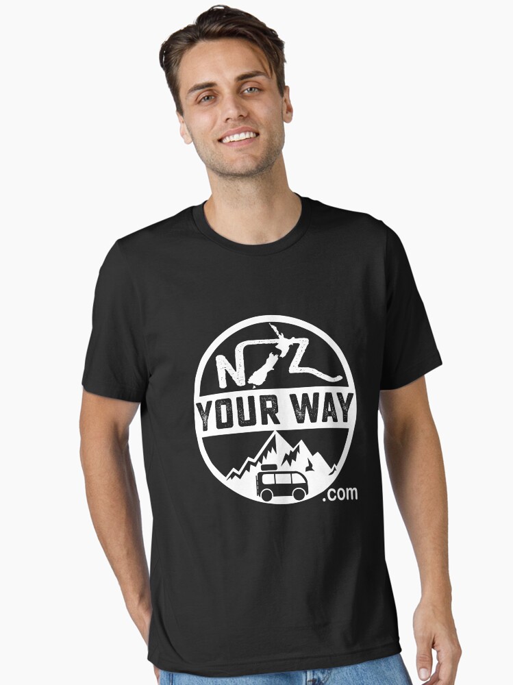 Aperçu 1 sur 7. T-shirt essentiel avec l'œuvre Voyage en Nouvelle-Zélande créée et vendue par v-nerd.