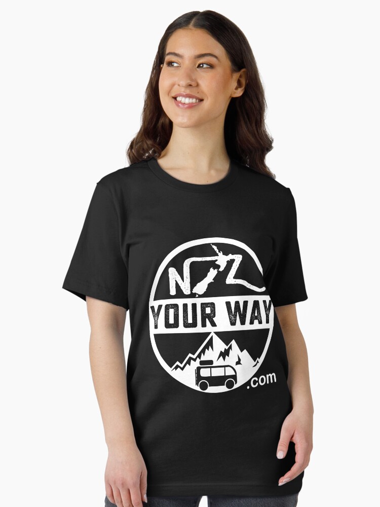 Aperçu 2 sur 7. T-shirt essentiel avec l'œuvre Voyage en Nouvelle-Zélande créée et vendue par v-nerd.
