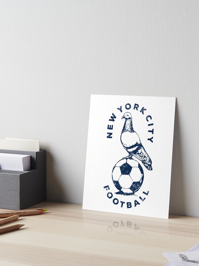 Thumbnail 1 von 2, Galeriedruck, New- York Citytauben-Fußball-T - Shirt designt und verkauft von ObsidianFox.