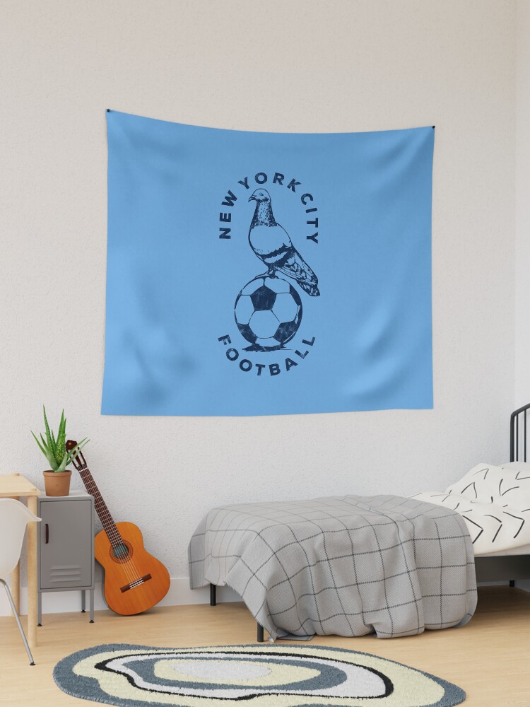 Thumbnail 1 von 3, Wandbehang, New- York Citytauben-Fußball-T - Shirt designt und verkauft von ObsidianFox.