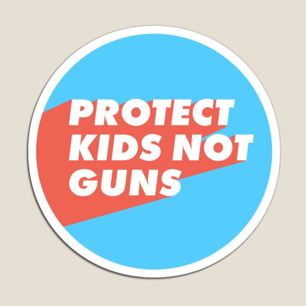 Vista previa del artículo con la obra «Pegatina "Protejamos a los niños, no a las armas" (azul y roja)», diseñado y vendido por Tender Riot Stickers.