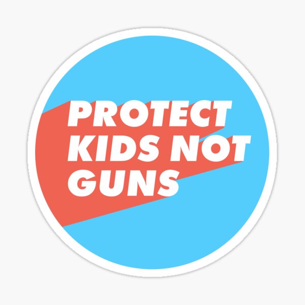 Aperçu de l'œuvre Autocollant « Protégez les enfants, pas les armes » - Bleu et rouge créée et vendue par Tender Riot Stickers.