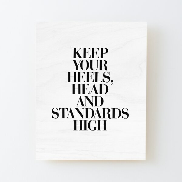 Kopf und Standards Hoher Schwarzweiß-Motivationszitat-Typografiedruck. Schauen Sie sich den Motivated Type Shop auf Society 6 an, um ein stilvolles, inspirierendes Zitat zu erhalten Aufgezogener Druck auf Holz