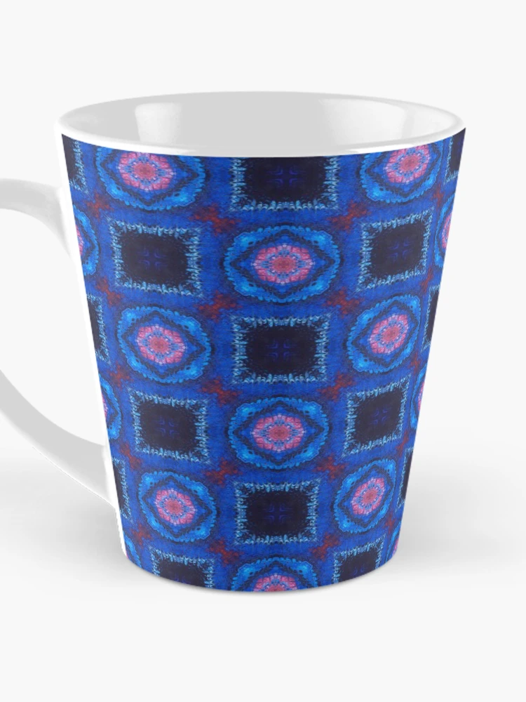 Aperçu 3 sur 4. Mug à café avec l'œuvre Carrés et Cercles Bleus et Rouges créée et vendue par Patterner.
