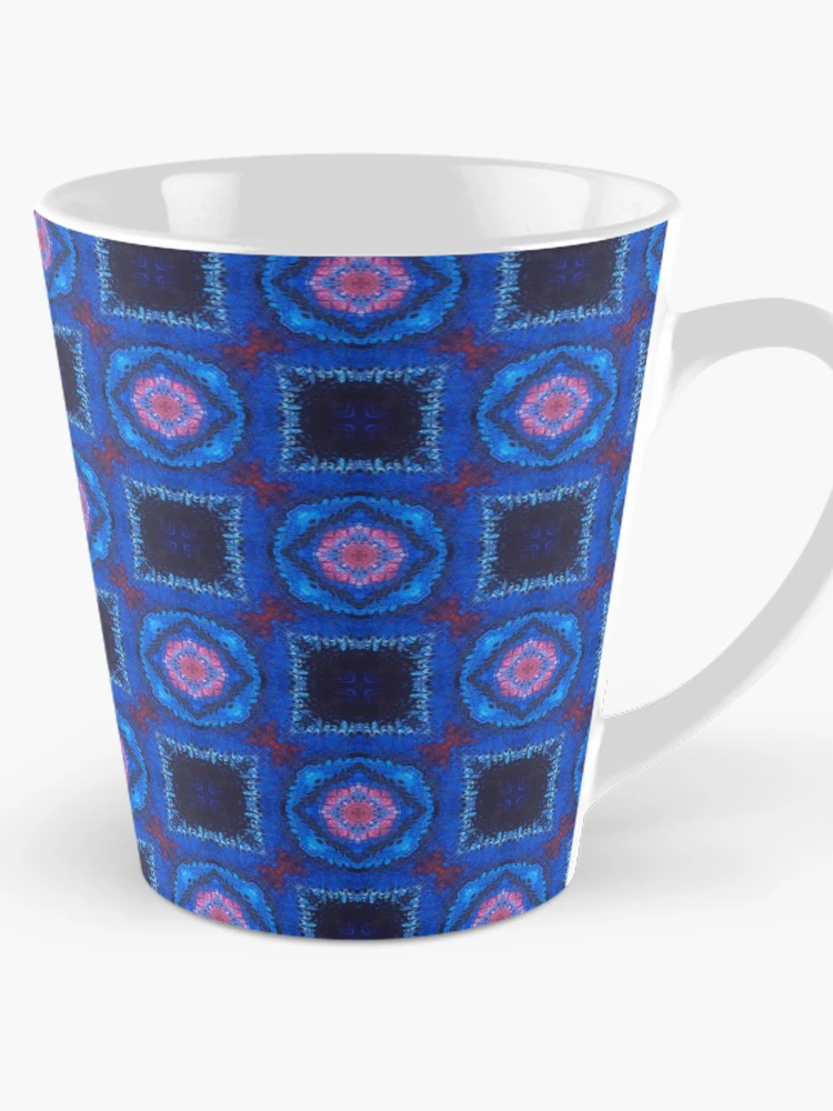 Aperçu 1 sur 4. Mug à café avec l'œuvre Carrés et Cercles Bleus et Rouges créée et vendue par Patterner.