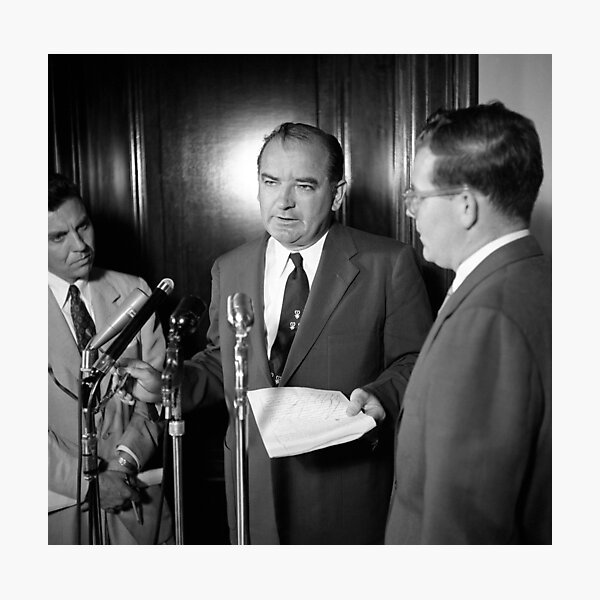 Artikel-Vorschau von Senator Joe McCarthy – 1954, designt und verkauft von warishellstore.