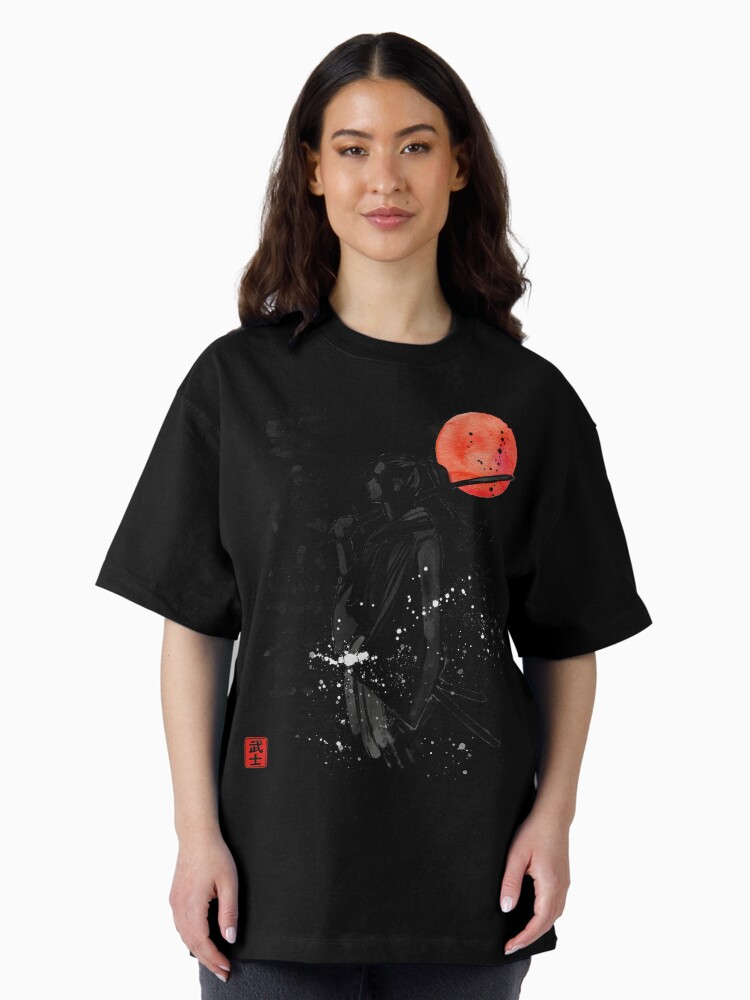 Imagen 1 de 7, Camiseta oversize con la obra Samurai con proverbio en japonés, diseñada y vendida por Yoteformo.